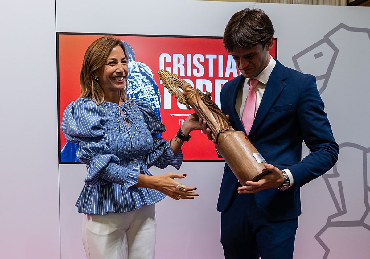 Cristiano Torres recibe el premio al triunfador de la Feria del Pilar 2025 en Zaragoza